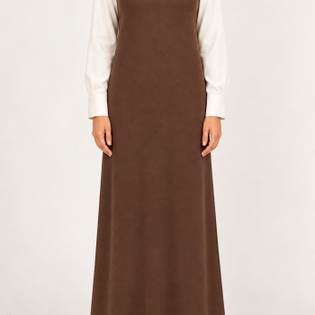 Tweedelig set met bruine gebreide jurk en beige blouse